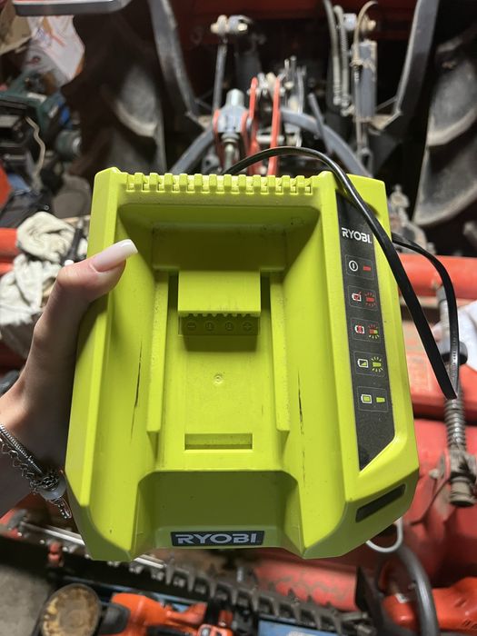 Зарядно за батерии на PYOBI