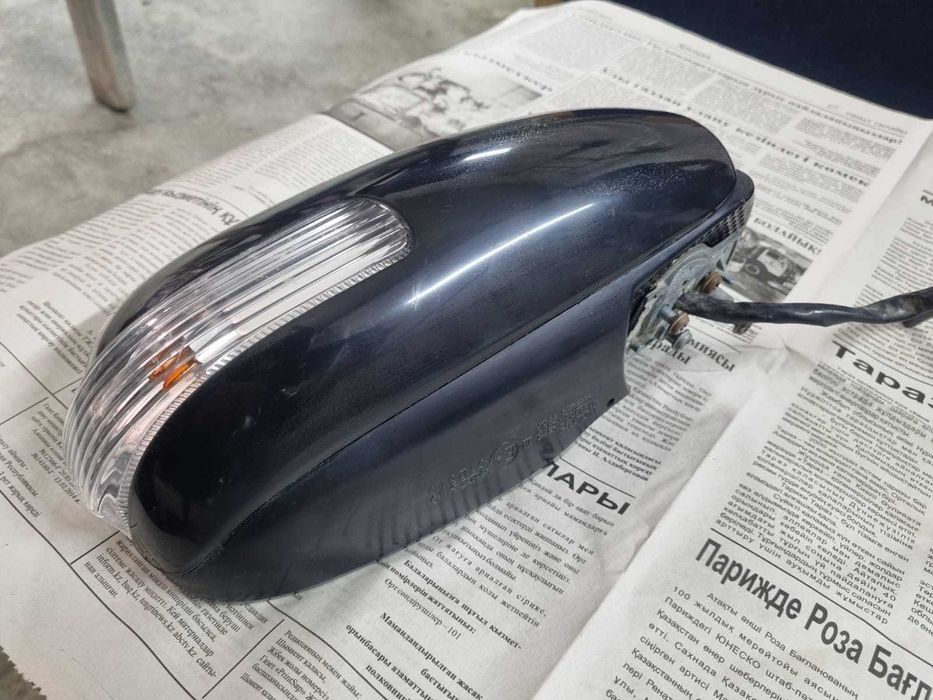 Продается зеркало Toyota Corolla 1 шт (правая)