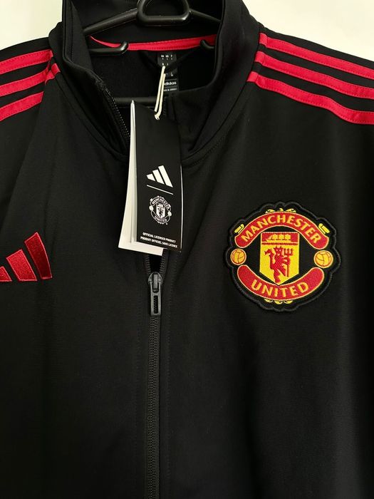 Adidas суичър на Manchester United