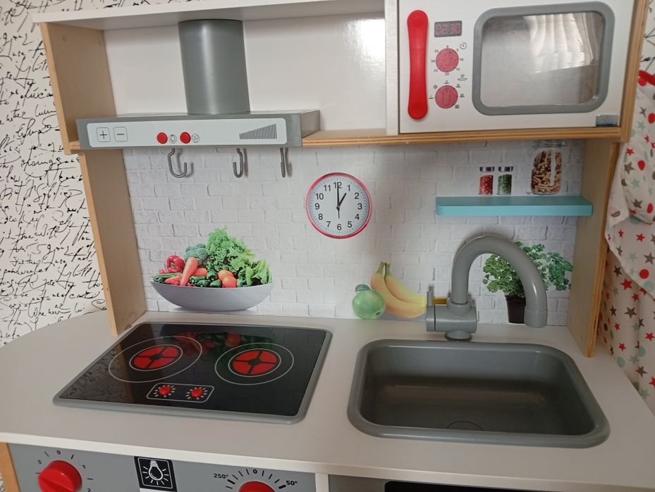 Дървена детска кухня + кухненски принадлежности