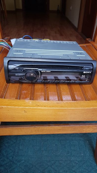 Vand radio de masina sony , 100 lei