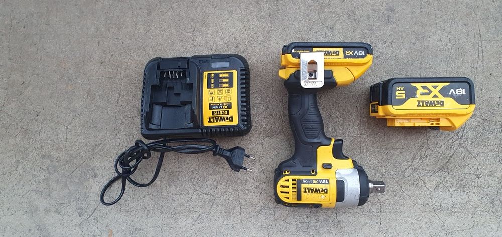 Masina de înșurubat cu impact. Dewalt.