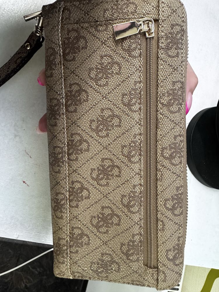Guess портфейл в отлично състояние