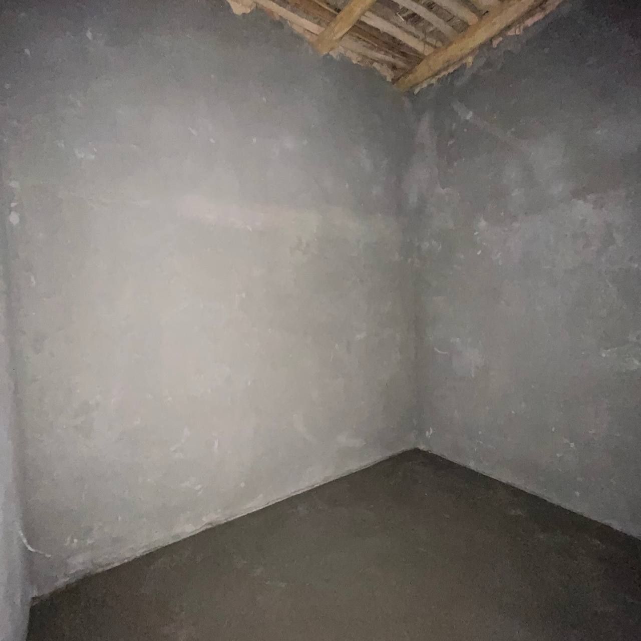 Келес Абдурахмонда 2 та йонма йон каробка сотилади 2 сотиг 4 хонадан