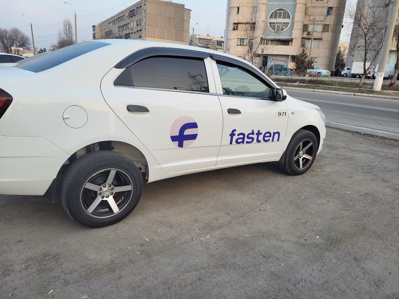 Magnit brending nakleyka fasten yandex va sizning taxi magnit logosi