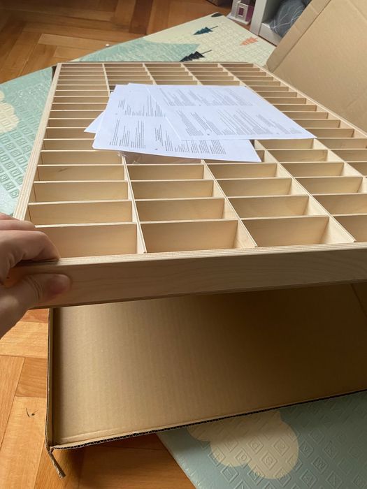 Нов, дефектен Дървен рафт за съхранение на колички - 90 отделения