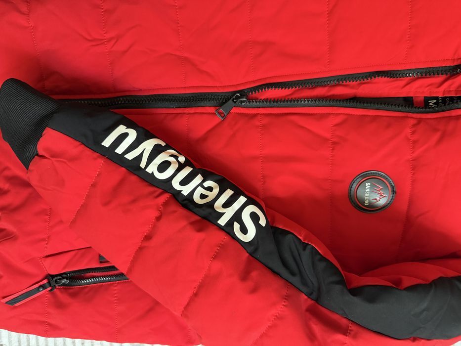 Червено зимно яке с качулка – размер M