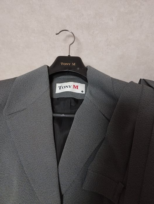 Дамски костюм - сако и панталон,марка "ТОNY М". р-р 48,цвят сив.