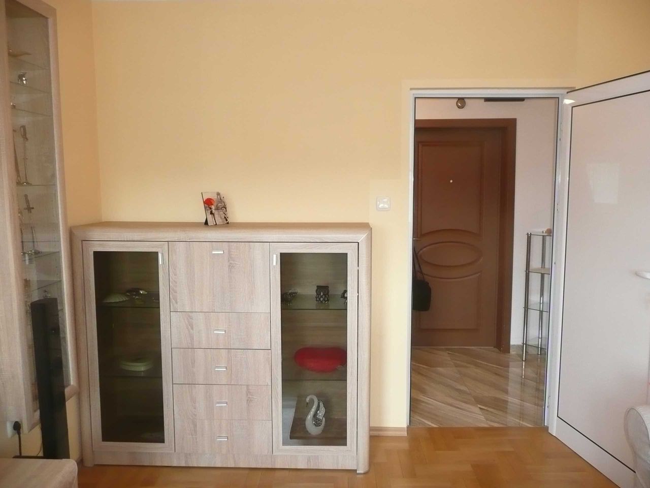 Дава се под наем Двустаен апартамент в София, Център - 80 кв.м за 500 € - Снимка #2