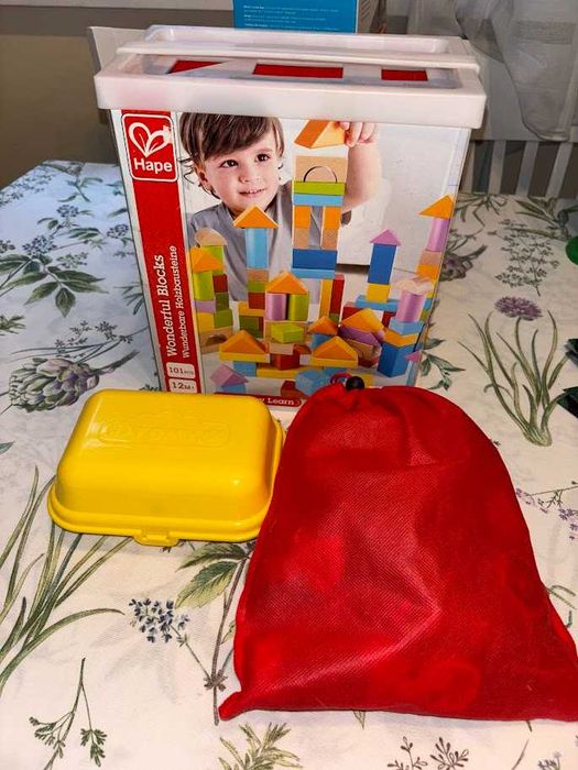 Играчки за най-малките: Hape кубчета, дървена низанка, сортер яйца