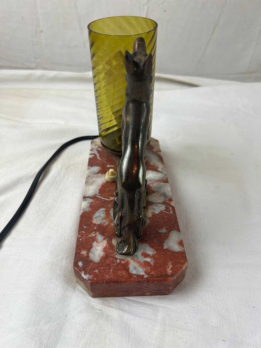 Lampa Art Deco cu caine pe placa de marmura