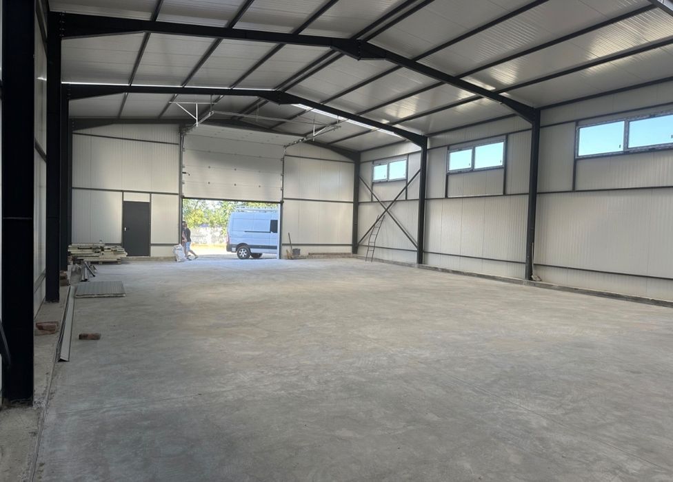 Structură metalică solidă pentru un șopron de grădină sau depozitare,