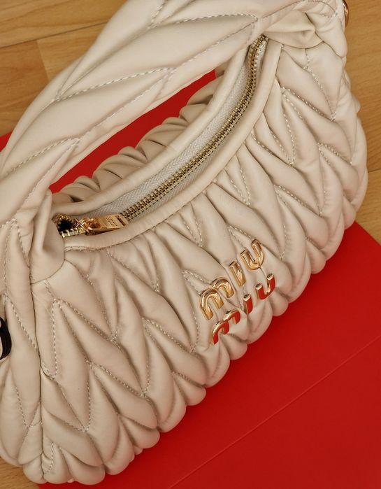 Geanta damă nude, curea detasabila, logo metalic auriu, saculet, etich