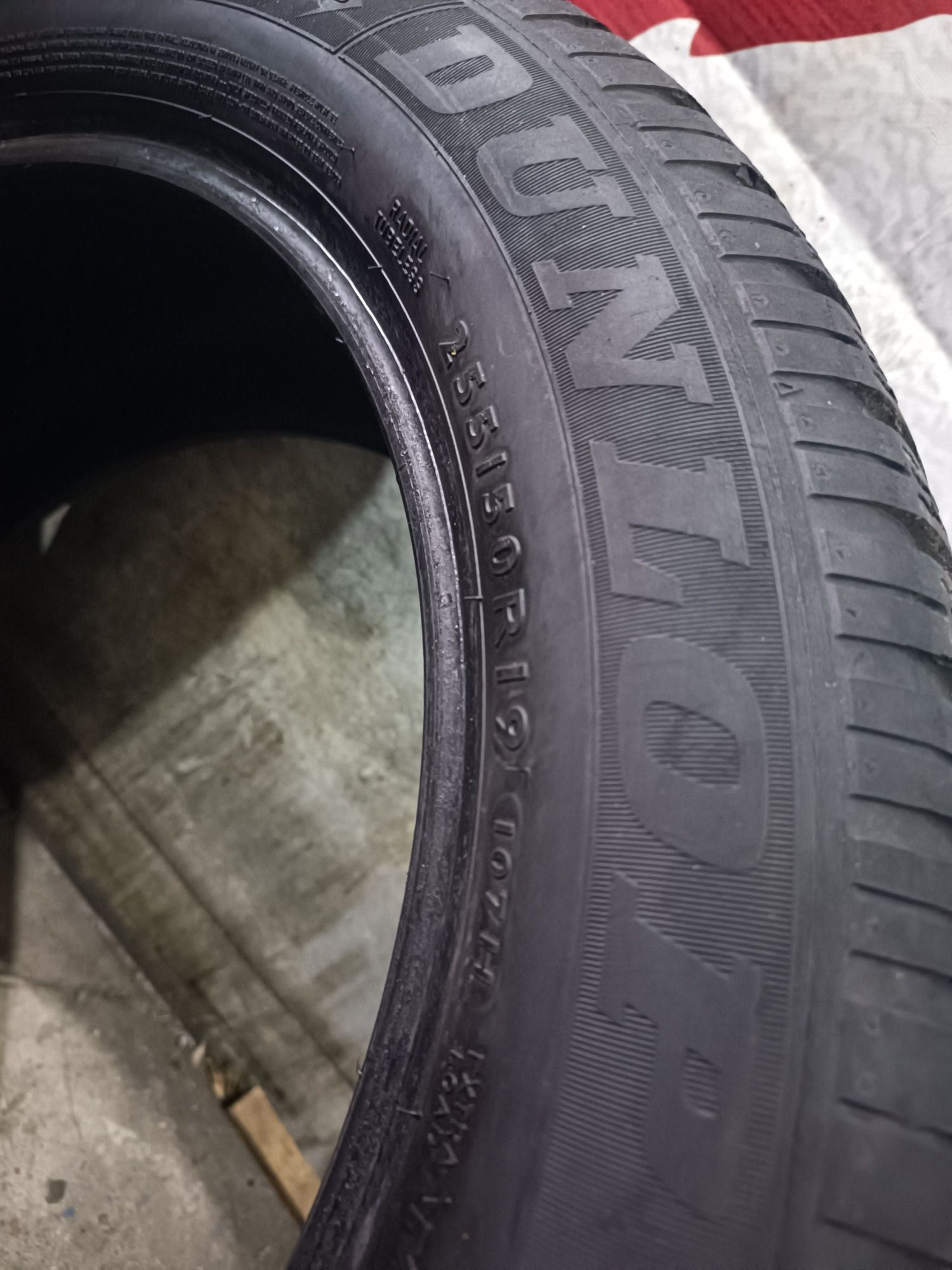 255/50/19 Dunlop .