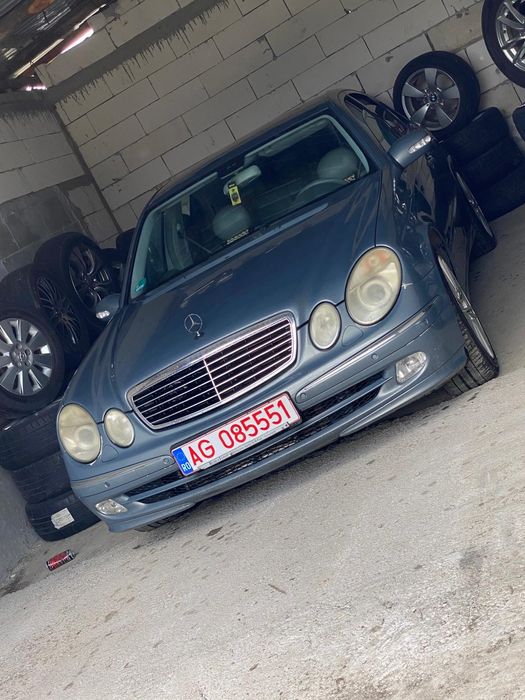 Vând Mercedes E Class în stare bună de funcțiune