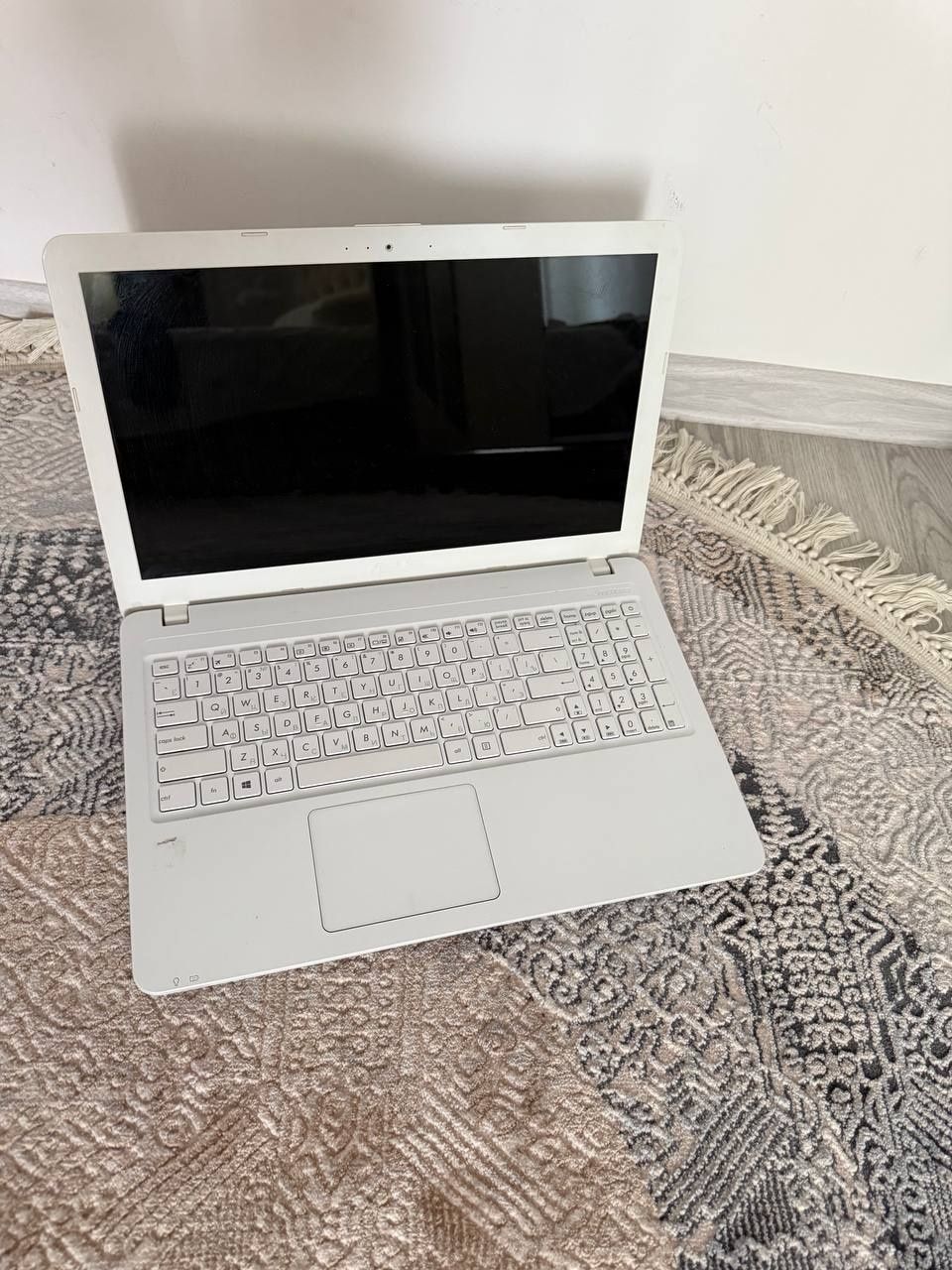 Notebook va planshet sotiladi.