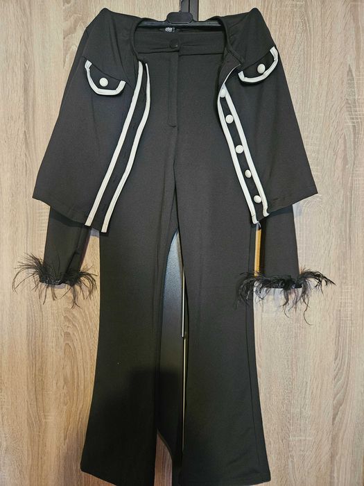 Дамски черен костюм