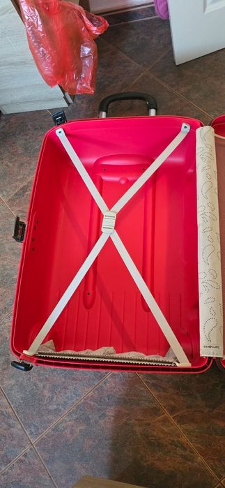 Голям твърд куфар Самсонайт с две колела