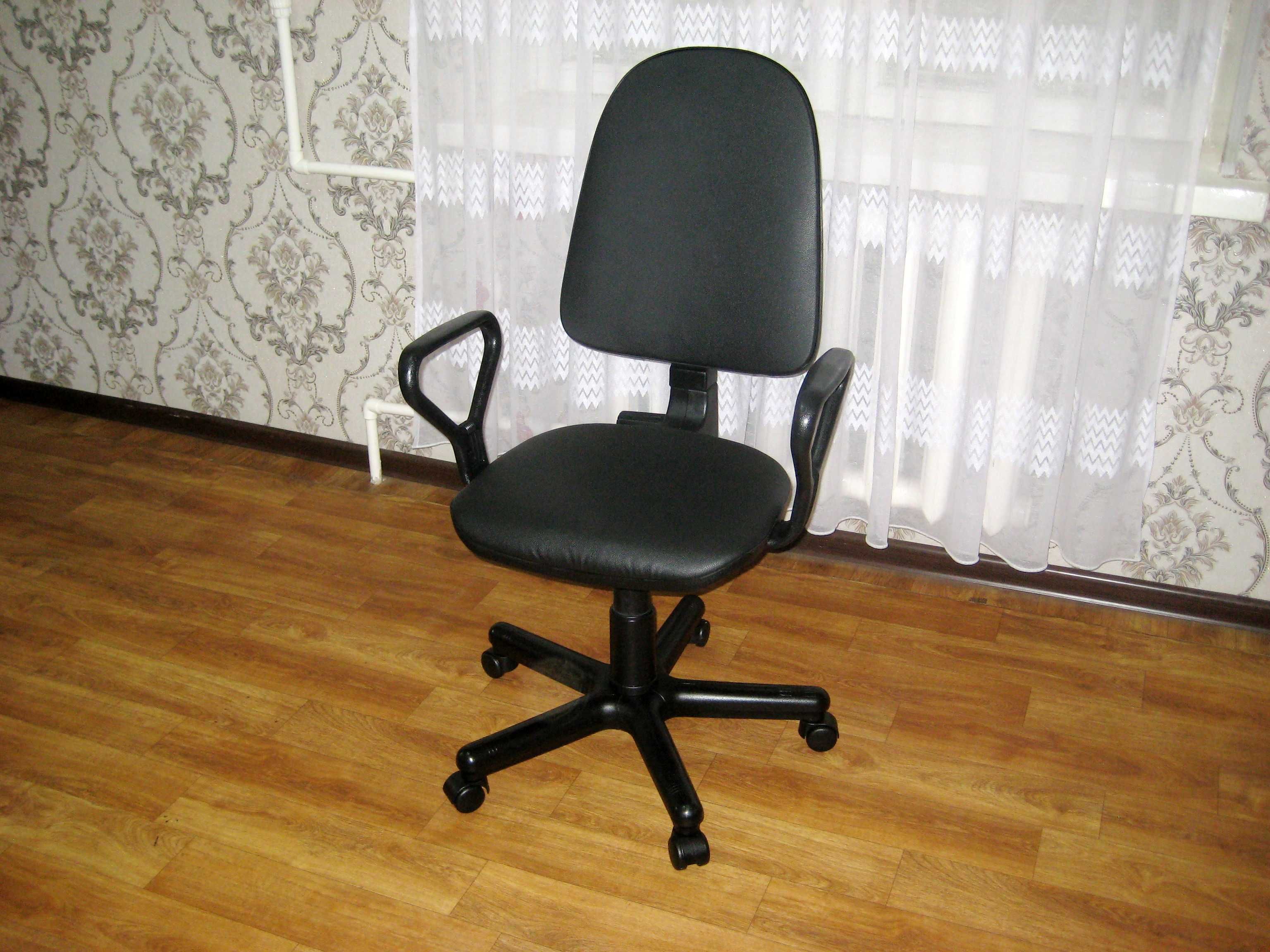 Кресло кожаный все целый без дефектов идеальном новым состоянии!
