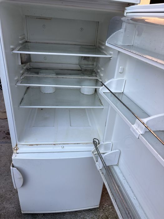 Продавам хладилник либхер