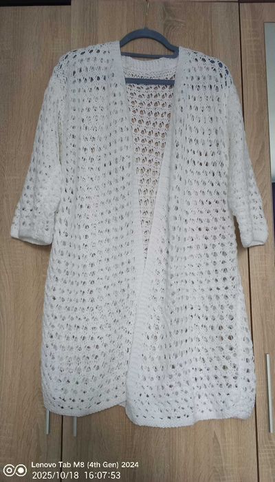 Елегантна ръчно плетена жилетка в класически бял цвят