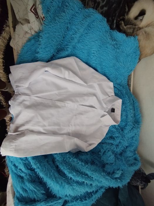 белая школьная рубашка

Размер: примерно M–L (оверсай