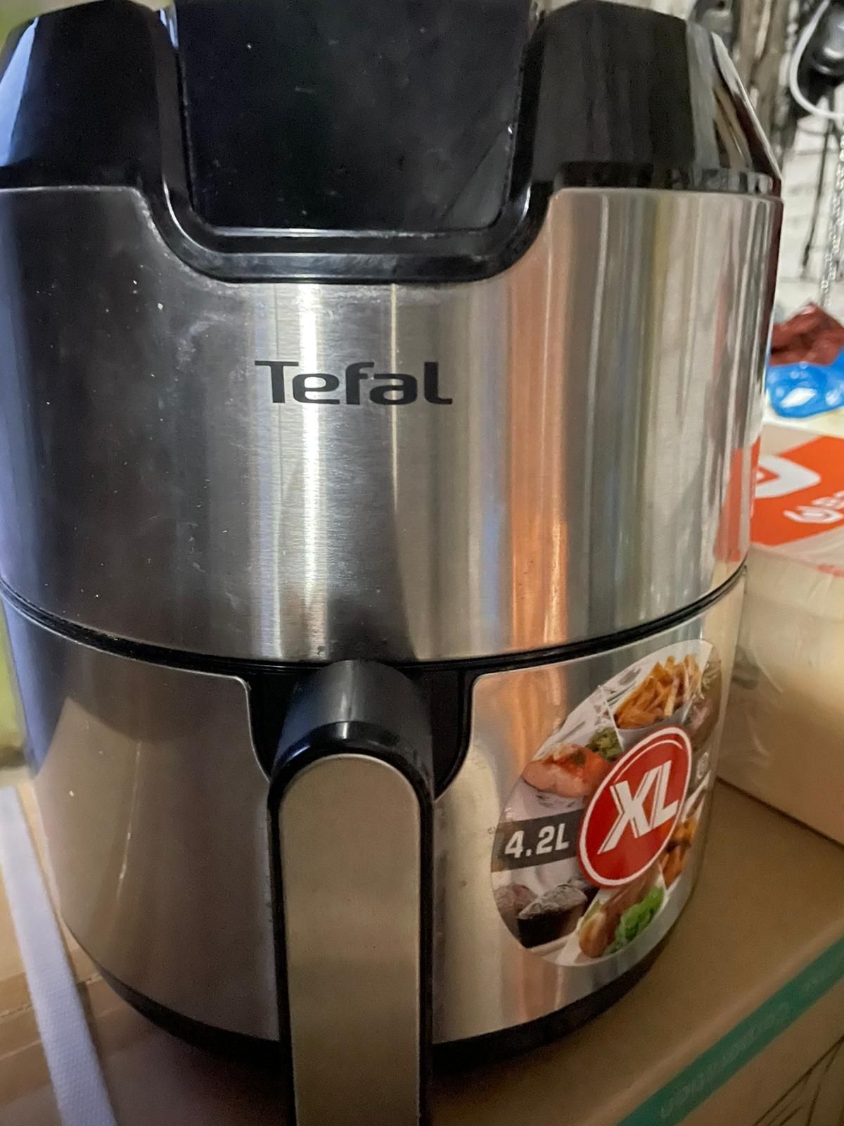 Vând friteuza Tefal cu aer cald