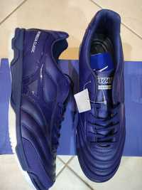 Adidași fotbal sala Mizuno nr 43.