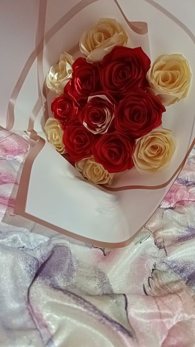 Buchet de trandafiri din satin