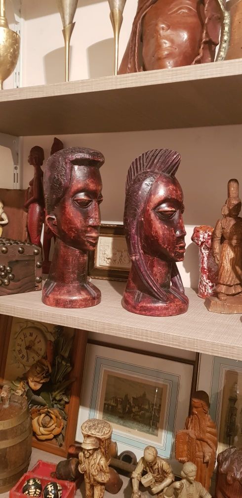 2 busturi din lemn, sculptate manual.