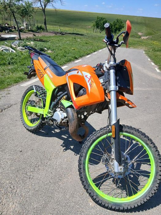 Vând sau schimb an 2006 capacitate motor 49 dețin acte