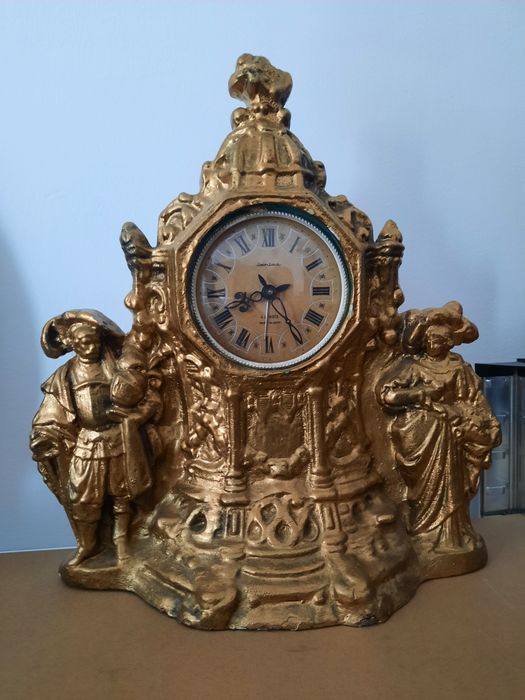 Бюст, бутилка, часовник, римски кани