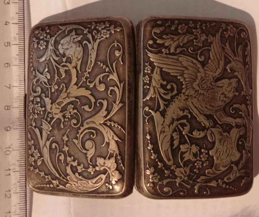 Vând sau schimb tabachera monograma"CR"marcată"DEPOSE"dim6-8,5cm/53gr.