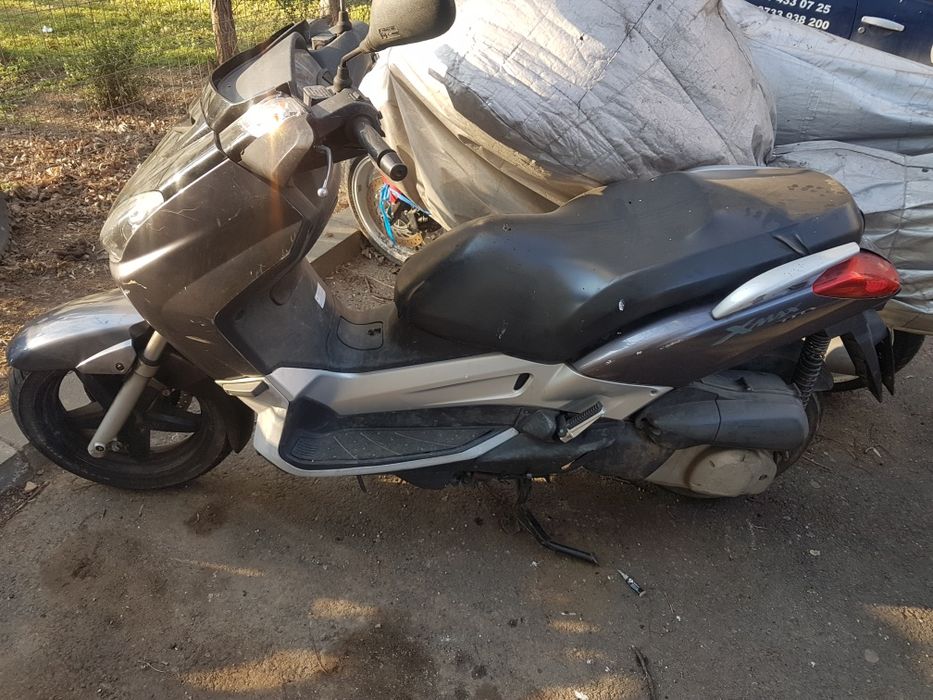 Dezmembrez scuter yamaha xmax 250