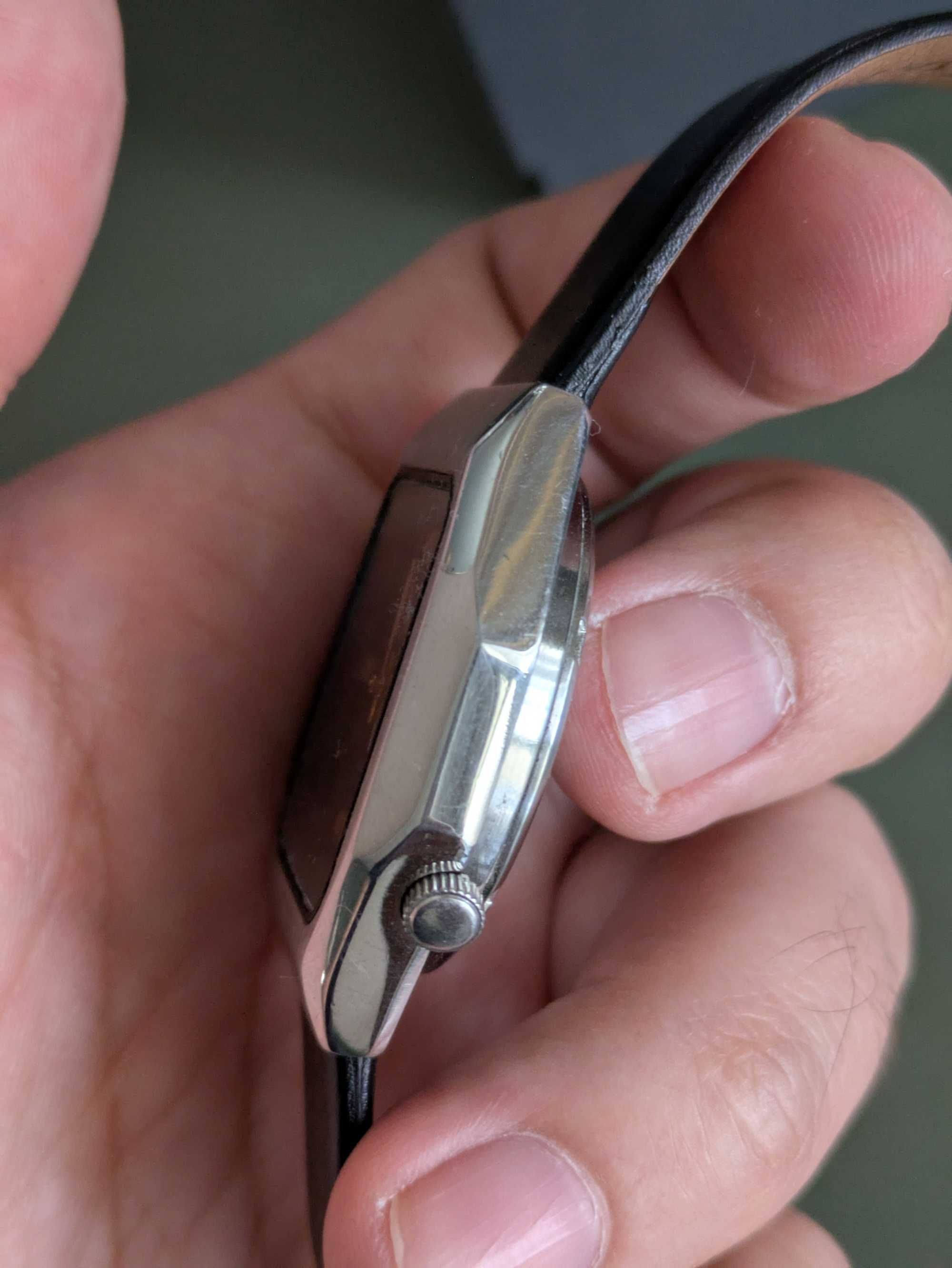 Часовник Seiko 5 Automatic с интересна форма