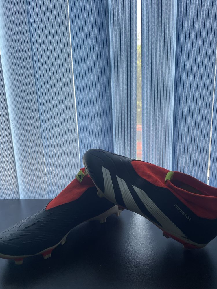Бутонки adidas.