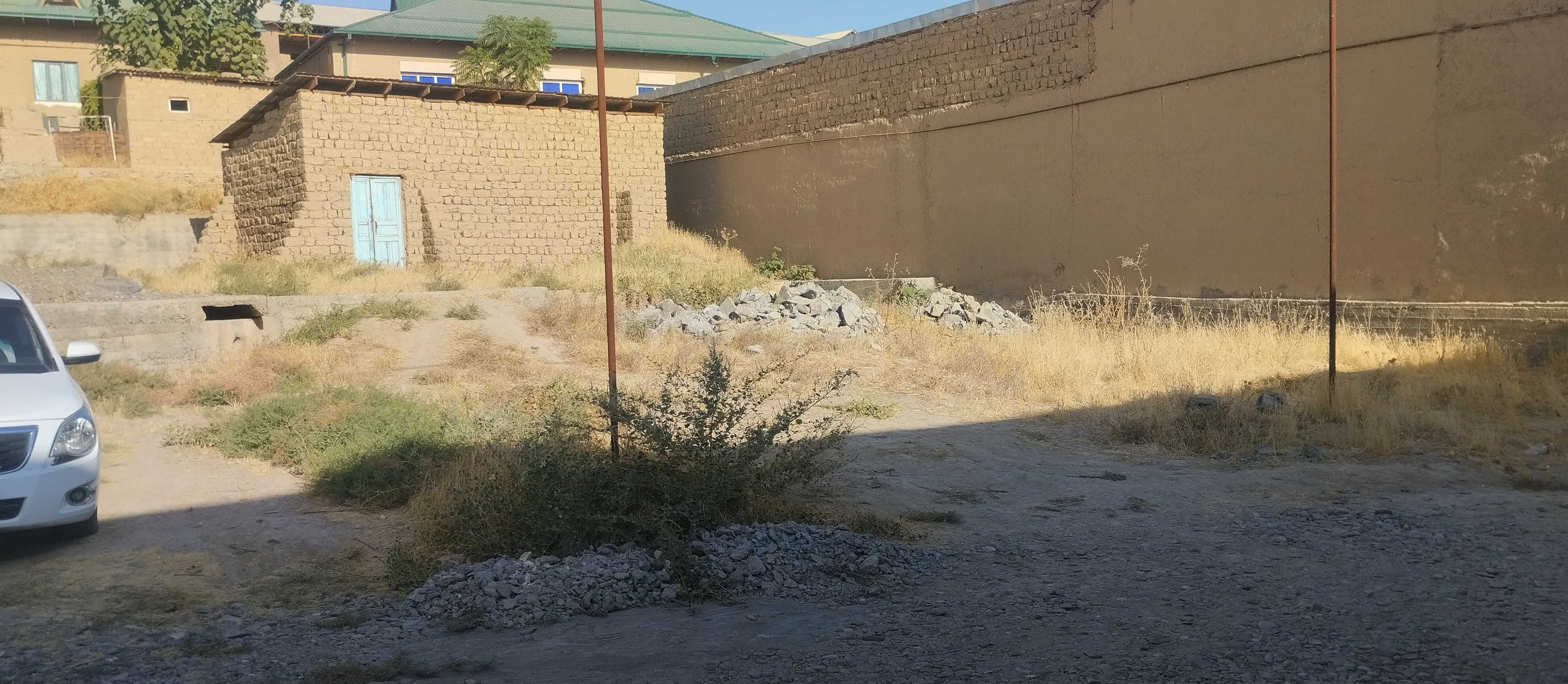 Sangzor mahalla metan zapravka orqasi  uchaska sotiladi 5.5 sotih