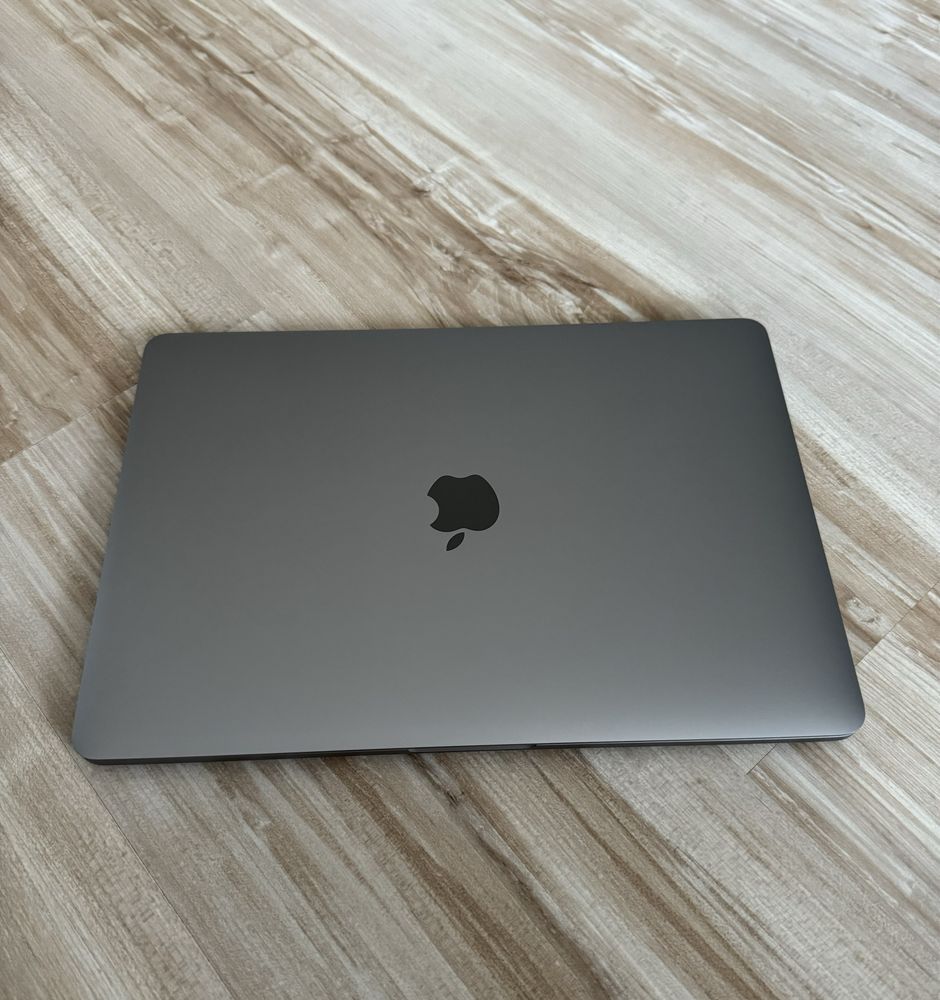 MacBook Pro 13” M1, 8GB RAM, 256GB SSD space gray INT kbd, 100 cicluri