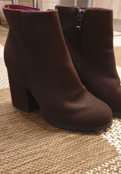 Ghete maro din piele întoarsă Benetton, mărimea 36, cu toc comod