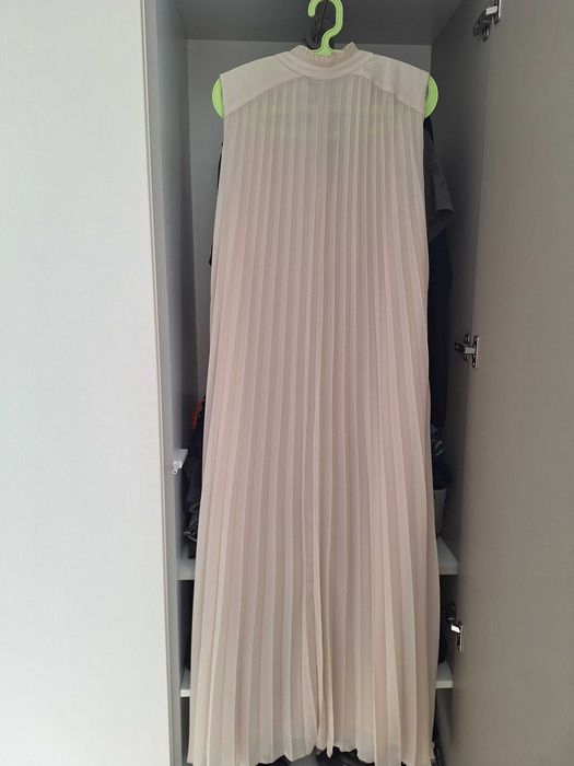 Продавам дълга рокля HM