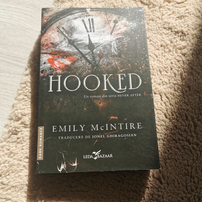Hooked de Emily McIntire limba romana