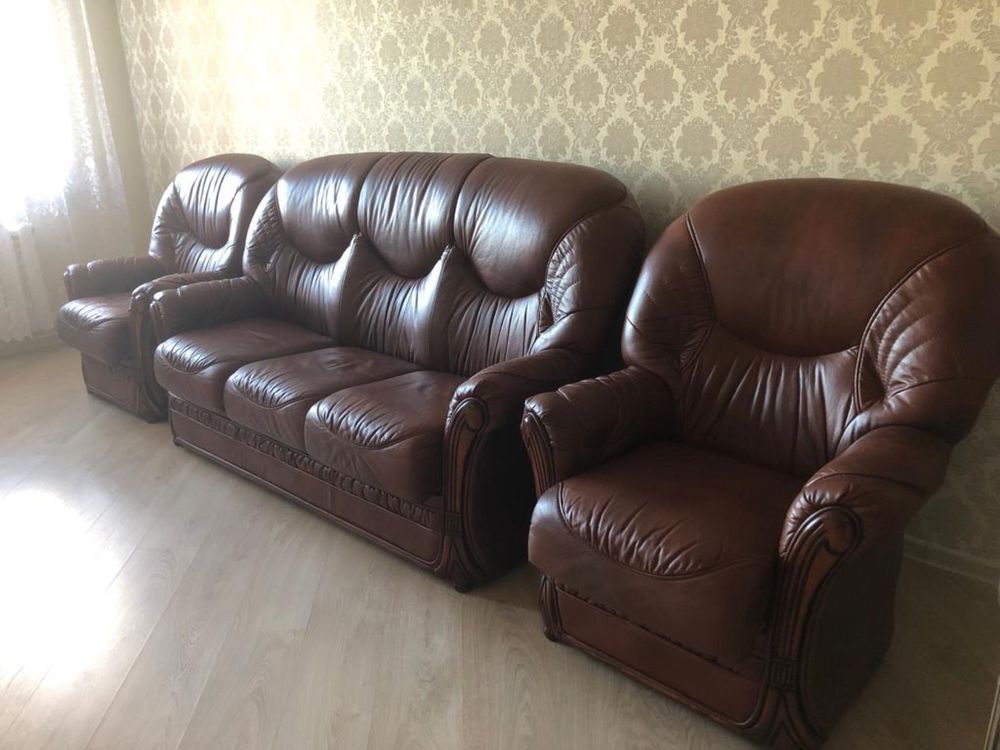 Продаётся кожаный диван