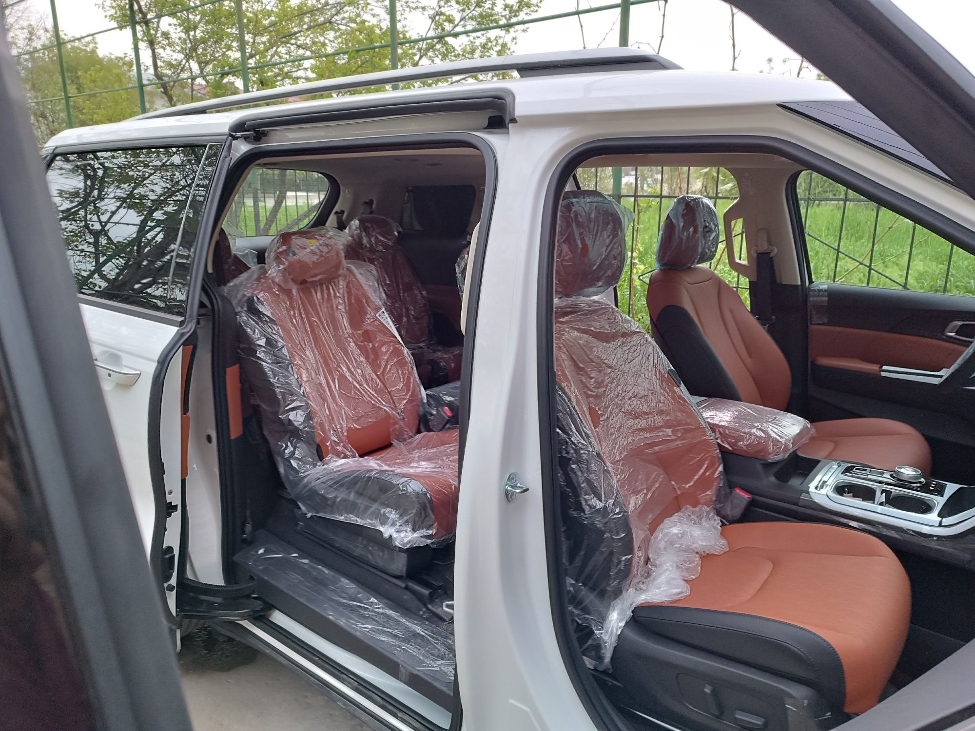 Kia Carnival 2023 yil  full pozitsiyasi
