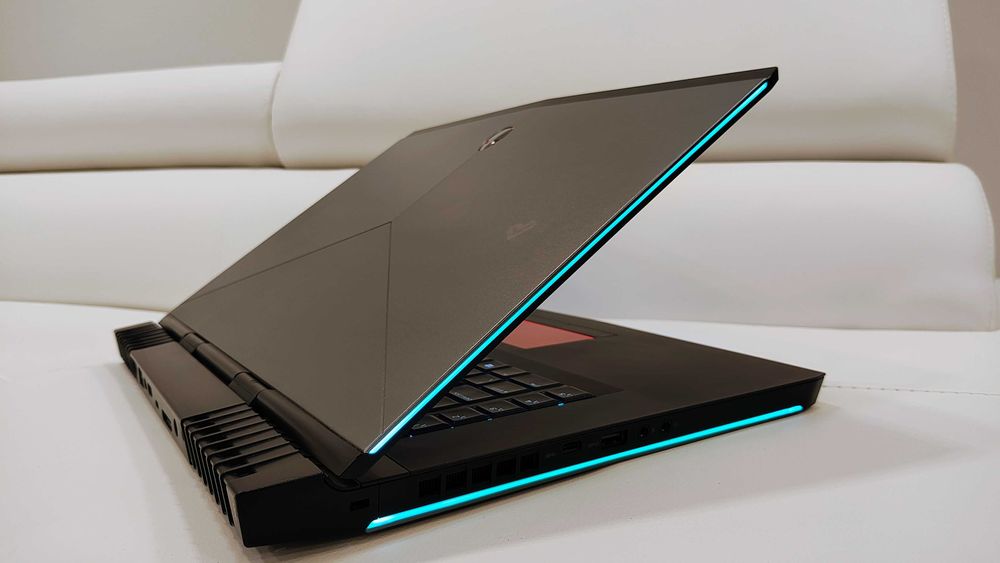 Laptop gaming Alienware cu procesor i7 si placa video de 8 gb
