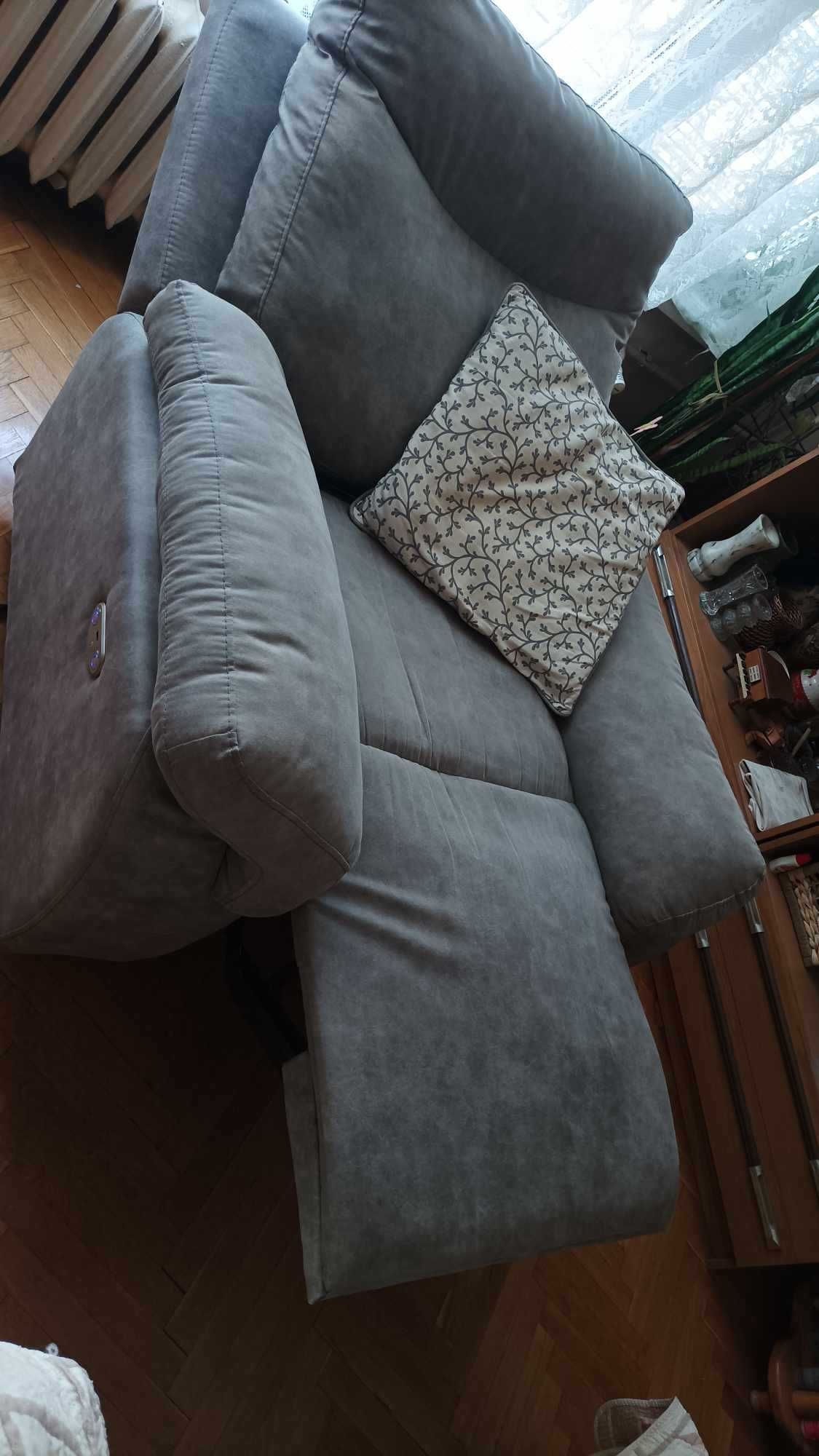 Почти нов фотьойл с регулируема облегалка/Barely used recliner sofa