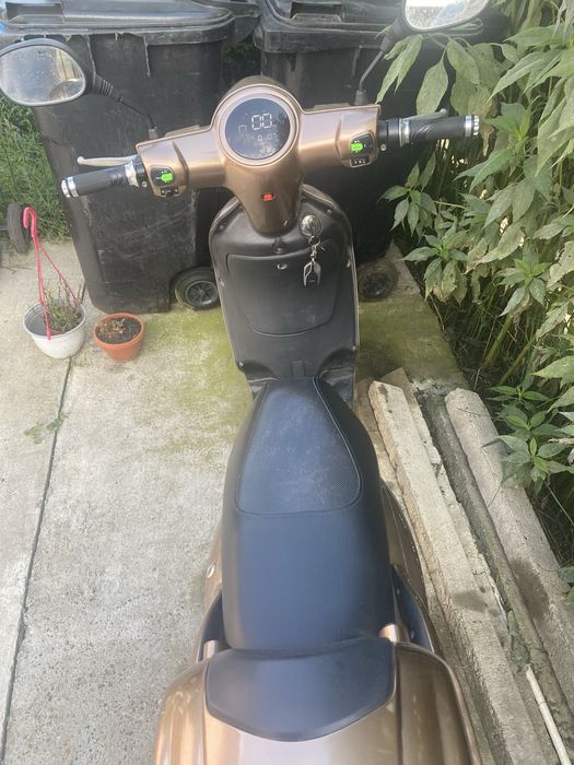 Scuter Electric Fara Permis