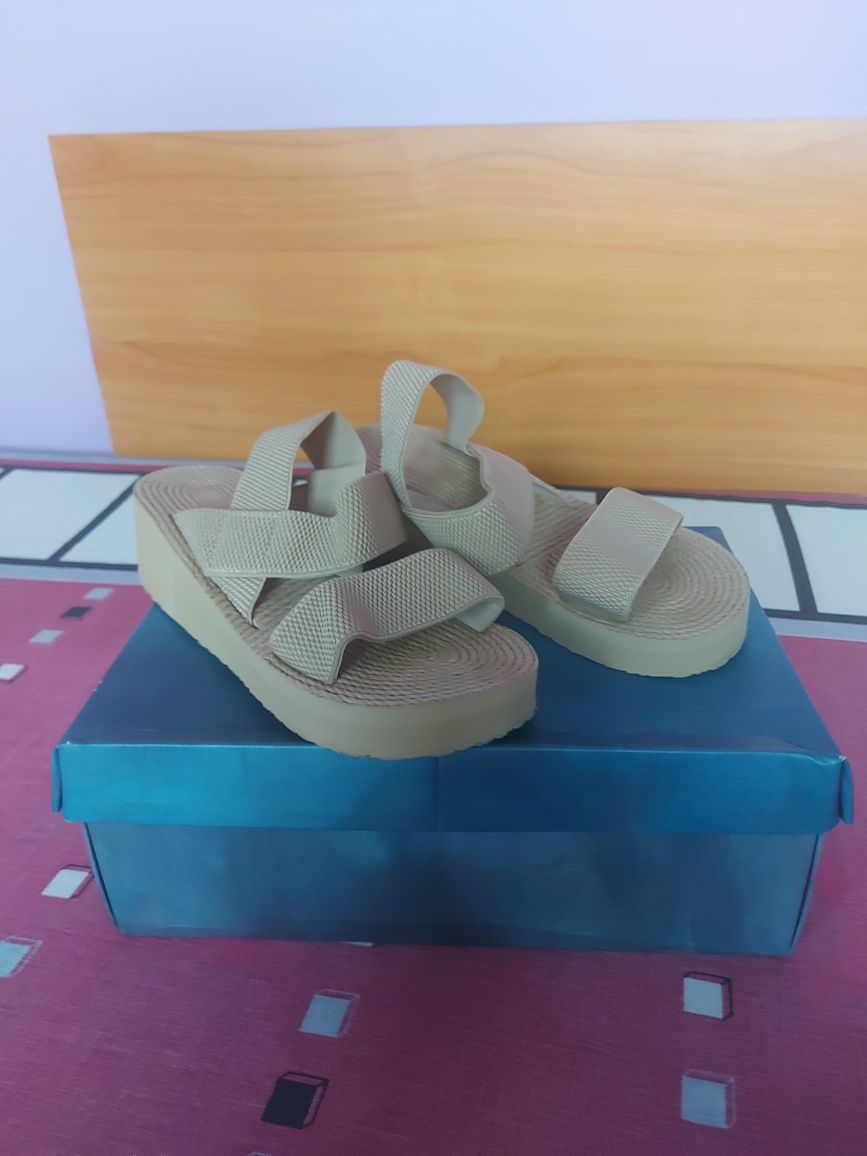 Vând Sandale Elastice Mărimea 38