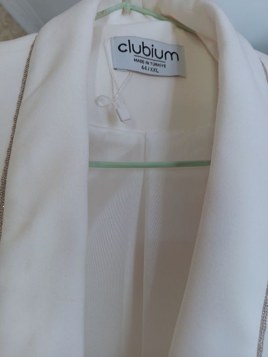 Oq 44 razmerli ayollar kostyumi — bayram, to‘y, tantanalar uchun id