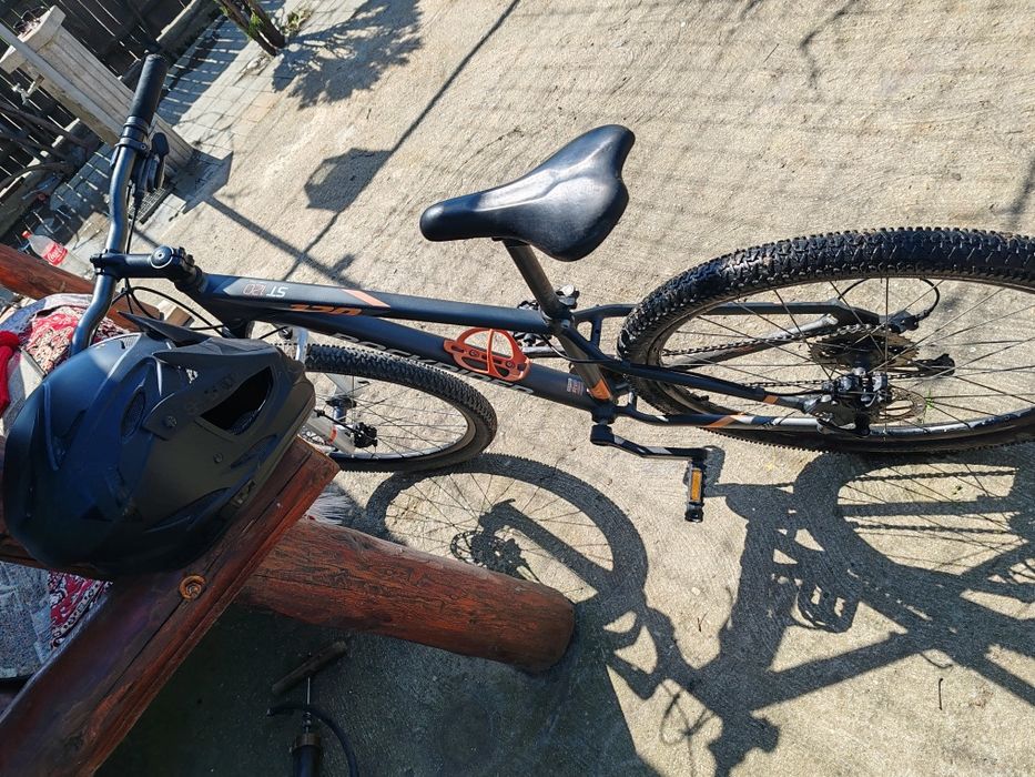 Vând bicicleta cu casca