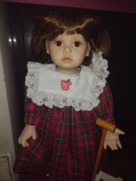 Papusa cu mere din portelan